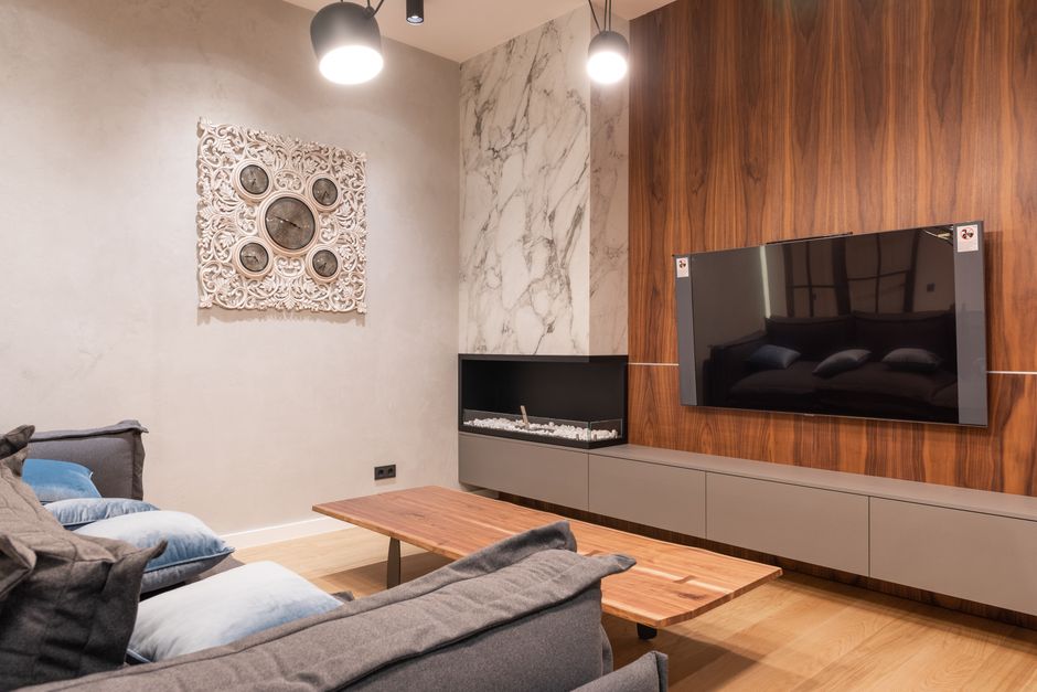 Houten tv-wandpaneel in een moderne woonkamer met sfeervolle inrichting.